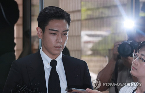 대마초를 피운 혐의로 불구속 기소된 인기 그룹 '빅뱅' 멤버 최승현씨가 지난 2017년 6월 29일 오전 서울 서초구 서울중앙지방법원에서 열린 공판에 출석하고 있다. <연합뉴스>